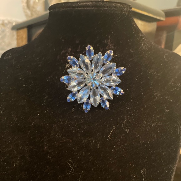 Jewelry - Large VTG Style Blue & White Rhinestone Flower Cluster Elegant Brooch